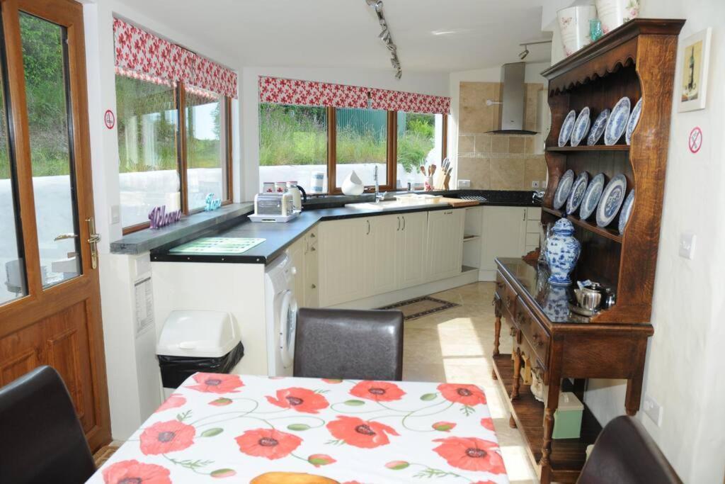 Ty-Hapus Cottage Jordanston Extérieur photo